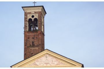 Scorcio della facciata barocca e del campanile romanico del Santuario.